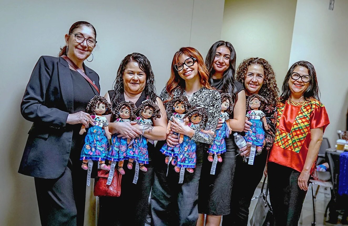Promotoras de Latino Health Access reuniéndose con familias de Santa Ana en un programa de salud comunitaria